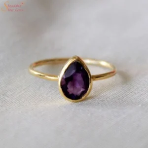 Ring with Amethyst gemstone engraved